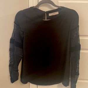 A fun blouse with sleeves mixed with velvet and lace.